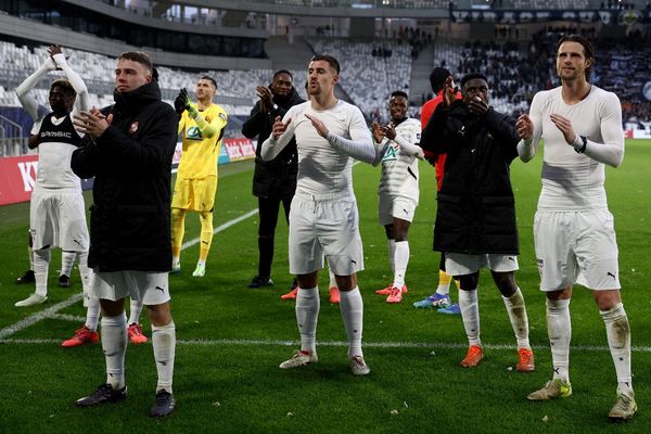 Les joueurs de Rennes saluent leurs supporters après avoir remporté le match des 64es de finale de la Coupe de France entre les Girondins de Bordeaux et le Stade Rennais FC, au Nouveau Stade de Bordeaux, à Bordeaux, dans le sud-ouest de la France, le 22 décembre 2024.