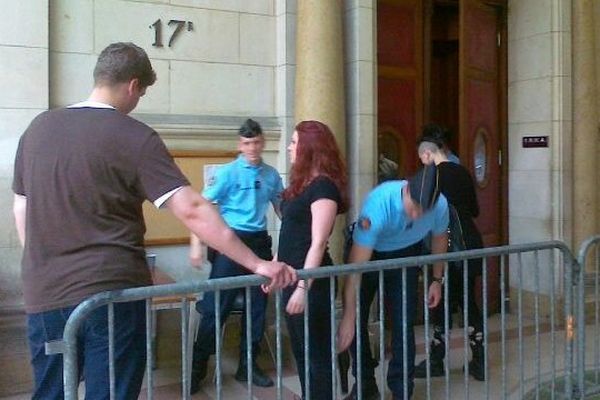 Fouille à l'entrée de la salle d'audience où se déroule le procès de Kristian Vikernes ( 17ème chambre correctionnelle de Paris)- 3 juin 2014