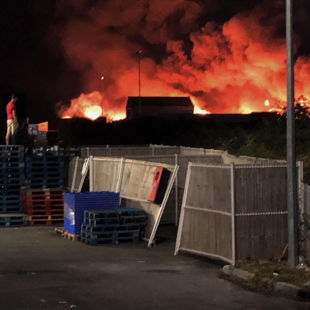 Un Centre De Recyclage De Dechets Ravage Par Un Enorme Incendie Pres De Toulouse