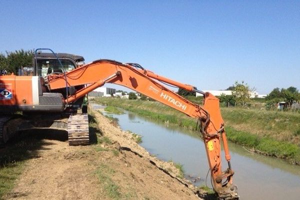 Le chantier a débuté sur la rive gauche du canal du Labourat, à Pont-Sainte-Marie.