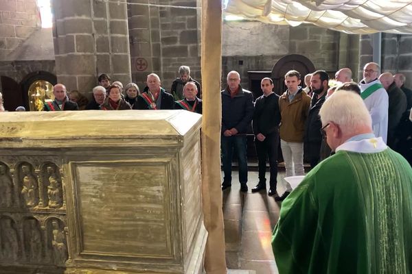 Les gardes suisses fraichement nommés devant le tombeau de saint Junien.