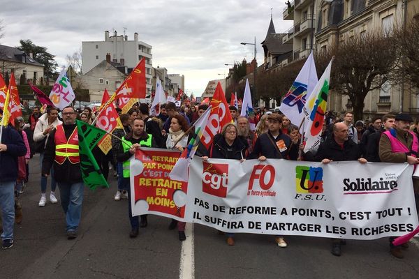 A Nevers, les manifestants ont descendu l'avenue Colbert pour terminer leur rassemblement devant la préfecture.