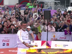 Eric Sikora allume le chaudron avec la torche olympique à Lens.
