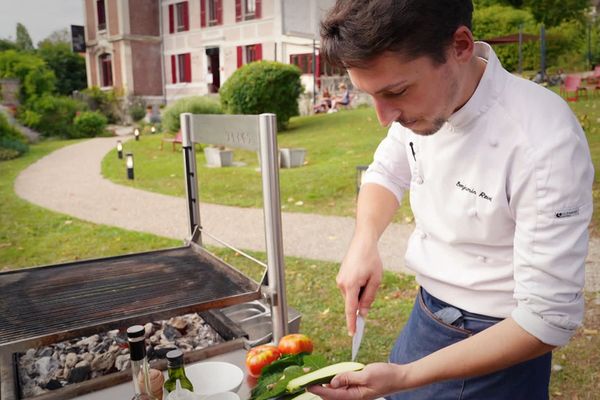 Benjamin Revel nous accueille autour d’un barbecue, l’occasion de préparer une recette de poisson originale et d’évoquer sa vision de la cuisine.