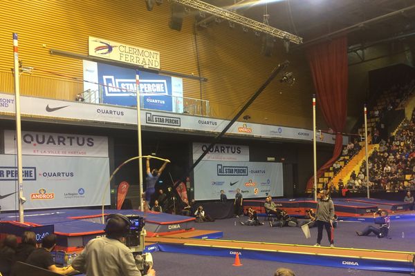 Le 5 février à Clermont-Ferrand, salle comble à la Maison des Sports, pour voir l'élite mondiale de la perche s'élancer sur la piste 