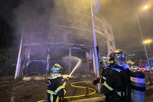 Dans la nuit de dimanche à lundi, un incendie a détruit un magasin de Saint-Laurent-du-Var (Alpes-Maritimes) et entraîné des relogements pour les habitants situés au-dessus.