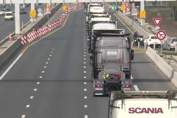 Opération escargot des transporteurs routiers sur la rocade de Bordeaux, samedi 19 mars 2022.