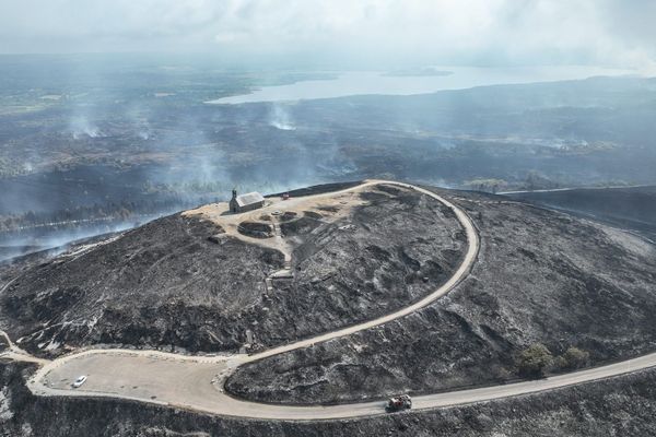 Plus de 2200 hectares incendiés, dont 1900 hectares de landes et tourbières parties en fumée autour de la chapelle Saint-Michel de Brasparts dans le Finistère.