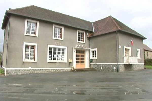 Le drame s'est déroulé dans un appartement au dessus de la mairie de Saint-Fiel.