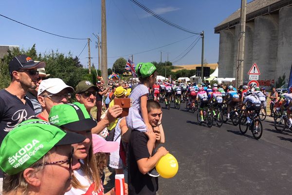 Le peloton du Tour de France 2018 est arrivé vers 12h15 à Garenne-sur-Eure samedi 14 juillet 2018.