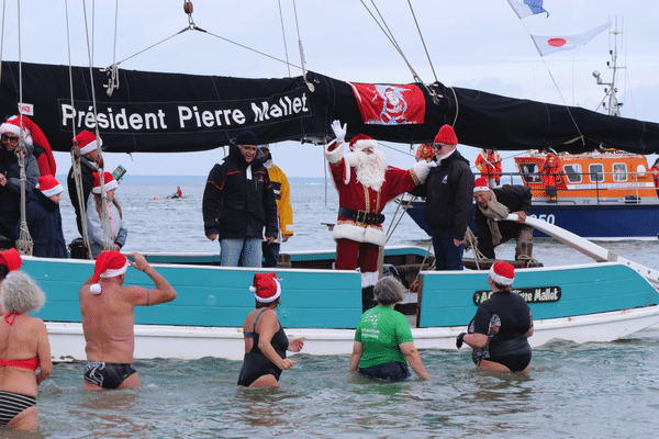 Chaque année, le bain de Noël lance les festivités de Noël dans la station balnéaire d'Arcachon. 