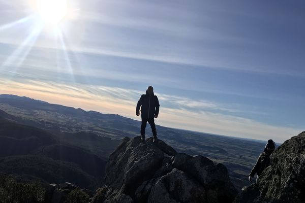 De nombreux promeneurs sont allés prendre l'air au sommet du Puy de Dôme en ce jour de Noël. 