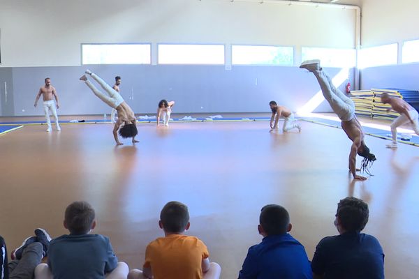 Des collégiens de Calais  découvrent la danse urbaine avec le chorégraphe Hervé Koubi