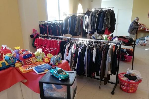 La boutique solidaire la Maison d'Adèle, située à Saint-Georges-de-Mons dans le Puy-de-Dôme, accompagne de plus en plus de familles en difficulté.