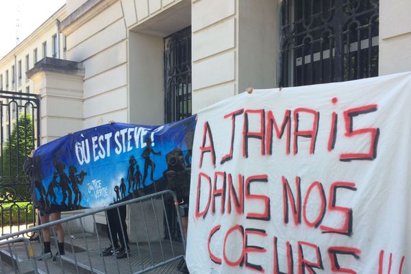 Les associations ont accroché aux grilles de la préfecture de Loire-Atlantique une banderole à la mémoire de Steve disparu lors de la fête de la musique