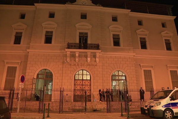 Les différentes parties, devant le palais de justice d'Ajaccio, dans l'attente de la décision des jurés.