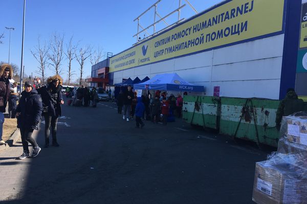 A la frontière polonaise et ukrainienne, un ancien centre commercial transformé en camp de réfugiés.