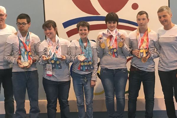 Les cinq gymnastes de l'institution Sainte-Camille de Velaine-en-Haye et leurs entraîneurs, l'équipe la plus titrée lors des Spécial Olympics 2019, à Abu Dhabi. 