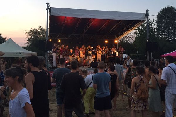 Session à l'improviste entre le groupe limougeaud Afrokitchen et la fanfare béninoise Eyo'nlé.