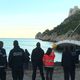 Pendant près de cinq heures, les services de l'État ont tenté à plusieurs reprises de relever une épave de bateau dans la calanque de Sormiou, à Marseille, sans succès.