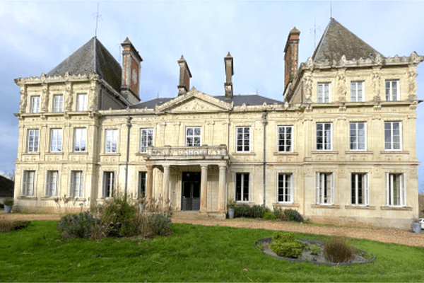 Le château de Vincent et Céline Tesnier à Vair-sur-Loire. Le couple a eu un coup de cœur pour ce château de 1850, construit par une famille angevine, qui a toujours été habité.