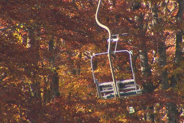 La station de ski de Super-Besse (Puy-de-Dôme) peine à recruter des saisonniers. 