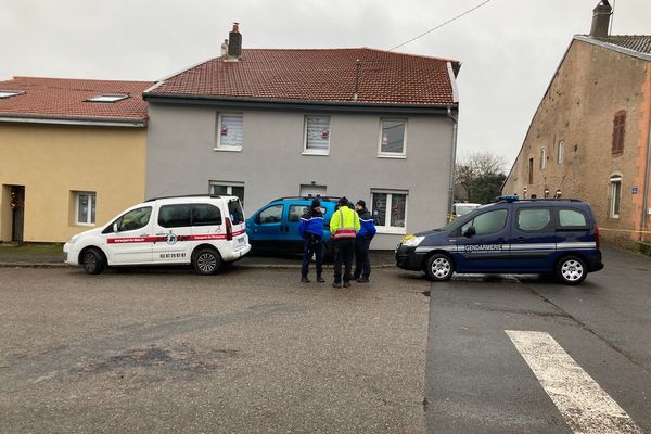 Des gendarmes devant la maison où a été découvert le corps, à Gondrexange (Moselle), jeudi 21 décembre 2023.