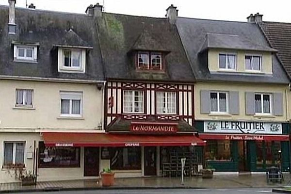 Les commerces du centre-ville à Beuzeville (Eure)