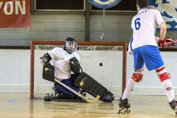 Un joueur de rink-hockey en entraînement, le 13 mars 2013 à Lyon.