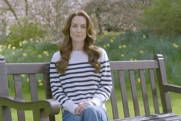 Dans une vidéo du 22 mars 2024, Kate Middleton annonce qu'elle est est atteinte d'un cancer. Elle dévoile également avoir entamé une chimiothérapie.