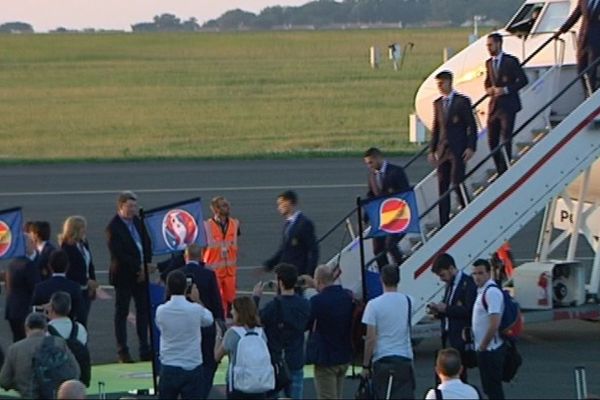 L'équipe d'Espagne descend de l'avion à l'aéroport de La Rochelle.