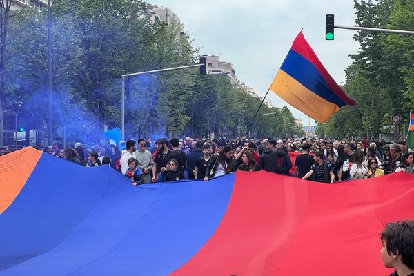 Lundi 24 avril, les manifestants arméniens se sont rendus devant le consulat de Turquie.