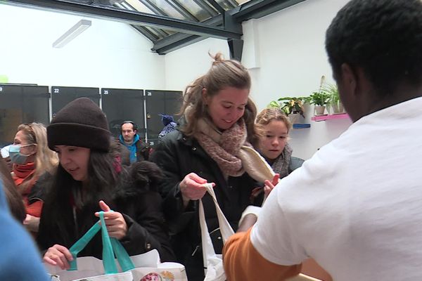 De nombreux étudiants ont fait le déplacement pour cette distribution alimentaire.