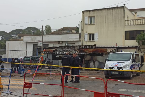 Dans la nuit du dimanche 6 au lundi 7 octobre, dans le quartier du pas du Loup à Montpellier, un homme est mort dans l'incendie d'une épicerie. Le commerce aurait pris feu après le jet d'un cocktail molotov. Un autre, qui avait foncé en voiture dans la devanture pour lui porter secours, est lui aussi décédé.