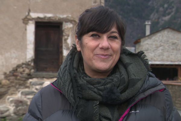 Dans les rues de Prats Balaguer en Conflent. Elsa Panadès, journaliste présentatrice d'Aqui Sem.