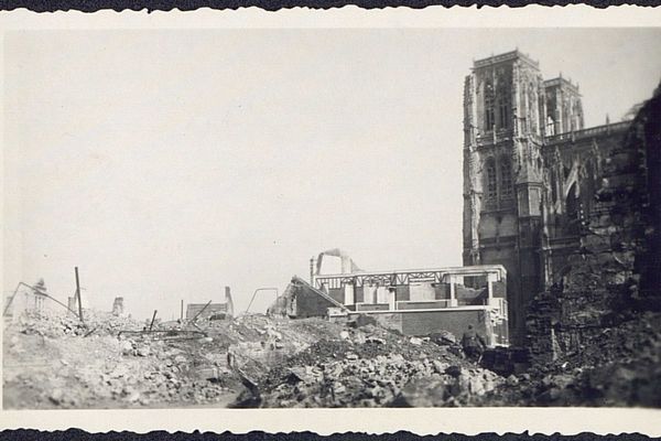 Sur cette photo, estimée de septembre 1944, des ruines se trouvent au pied des environs de la cathédrale d'Abbeville.