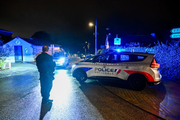 Un policier de la BAC a été blessé, mais ses jours ne sont pas en danger.