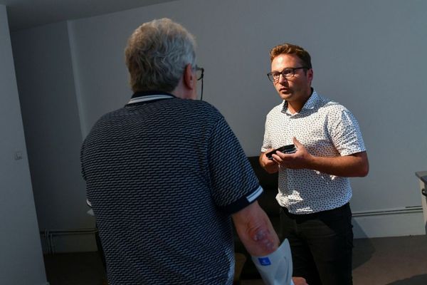 Sebastien Girin de l'ADDSEA (Association Departementale du Doubs de Sauvegarde de l'Enfant a l'Adulte) en train de parler à un homme accueilli à Altérité