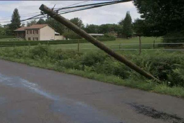 Le vent a eu raison de ce poteau à Bersac sur Rivalier  (Haute-Vienne)