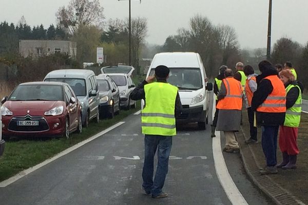 Barrage filtrant aux abords du site de la ferme aux 1200 taurillons à Coussay-les-Bois (86)