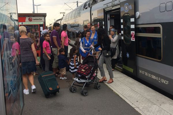 Des familles prennent le train direction Saint-Malo pour une journée de vacances, à l'initiative du Secours populaire