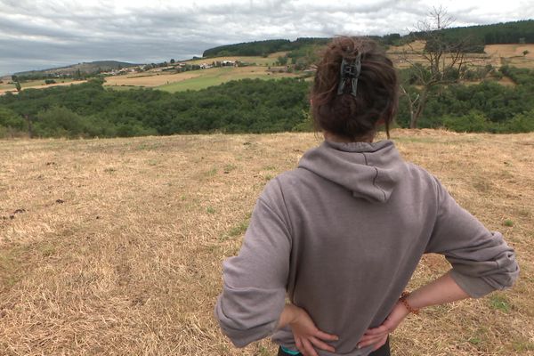 Dans les prés, la sécheresse a fait des ravages. Laura, éleveuse sur les pentes du Pilat, dans la Loire, ne peut faire paître ses 80 brebis. 27/6/22