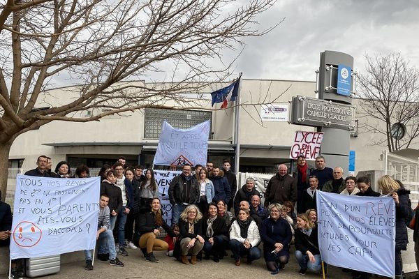 Au lycée Camille Claudel de Clermont-Ferrand, les enseignants sont en grève suite à une annonce prévisionnelle selon laquelle les effectifs de la première Métiers de la Sécurité seraient réduits pour l'année scolaire 2020-2021.