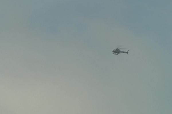 Un hélicoptère dans le ciel de Ramatuelle, dans le Var.