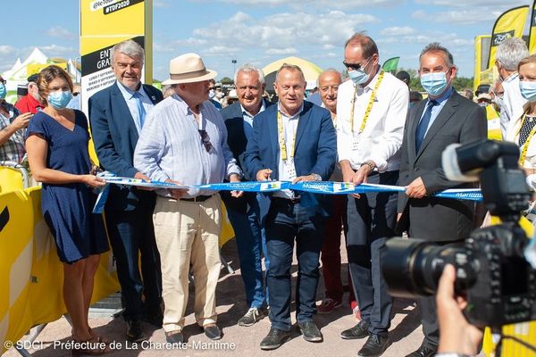 Sur cette photo publiée le 7 septembre sur la page facebook de la préfecture de Charente-Maritime, figure Christian Prudhomme, masqué, entouré de plusieurs élus au visage découvert. 