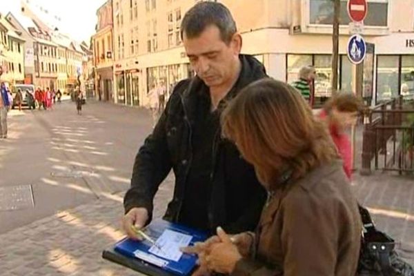 Les policiers distribuent de faux procès-verbaux, il s'agit en fait de pétitions pour expliquer leurs différentes revendications