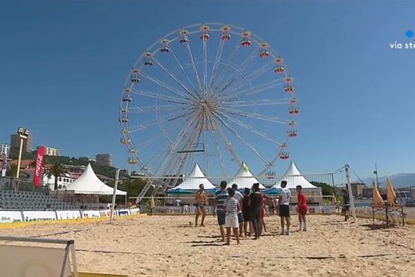 Intervenants  - Paul-Antoine Benetti //Philippe Boulet, président de l'Association " Ajaccio Futevolei " // Christophe Mondoloni, adjoint au Maire d'Ajaccio en charge des Festivités

Equipe - Sylvie Wolinski et Franck Jean-Toussaint Rombaldi