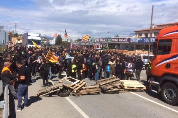 Les manifestants indépendantistes catalans ont bloqué l'autoroute AP-7 mardi 27 mars puis la route nationale N-II à Figueras. 