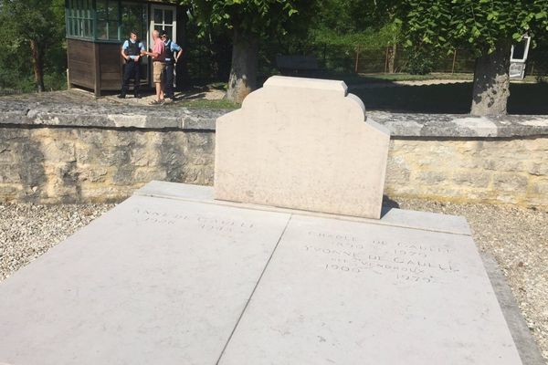 La tombe dégradée du Général de Gaulle dans le cimetière de Colombey-les-deux-Eglises. 