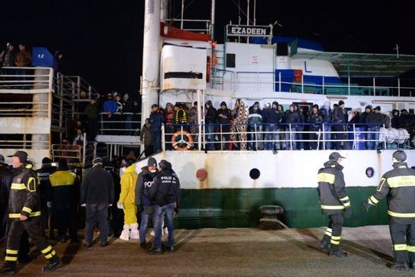 Quelques 500 immigrants clandestins Syriens sont arrivés au port de Corigliano (Calabre) en Italie, à bord de l'Ezadeen.  - 2/01/2015